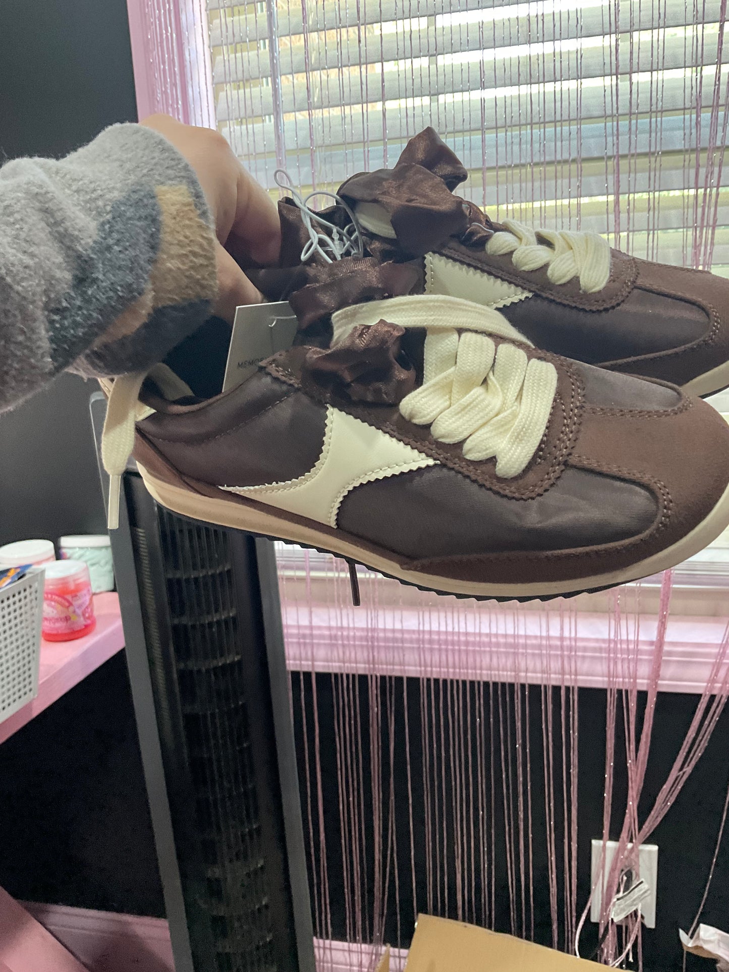 Size 6 tennis shoes