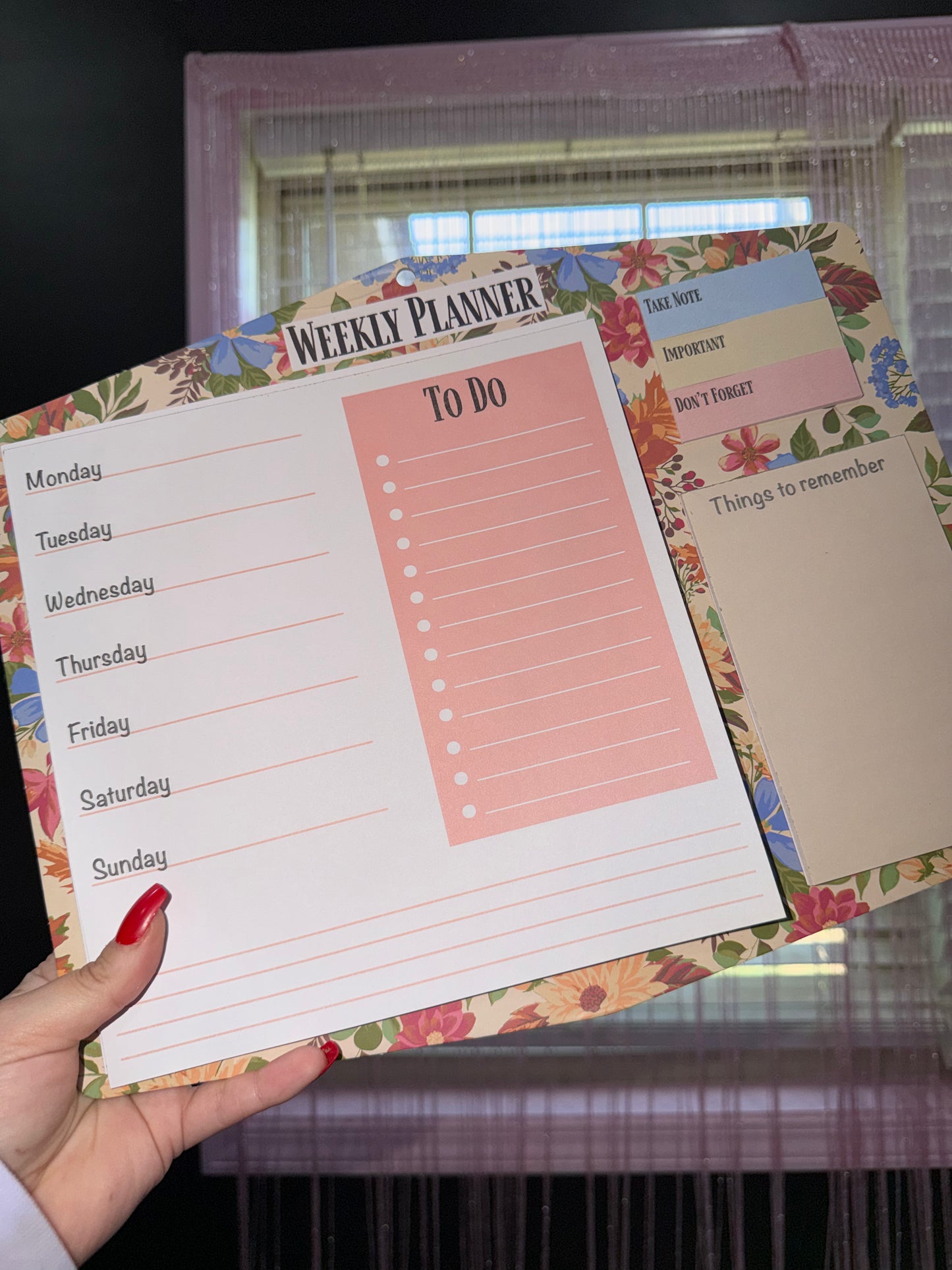 Weekly planner in pink