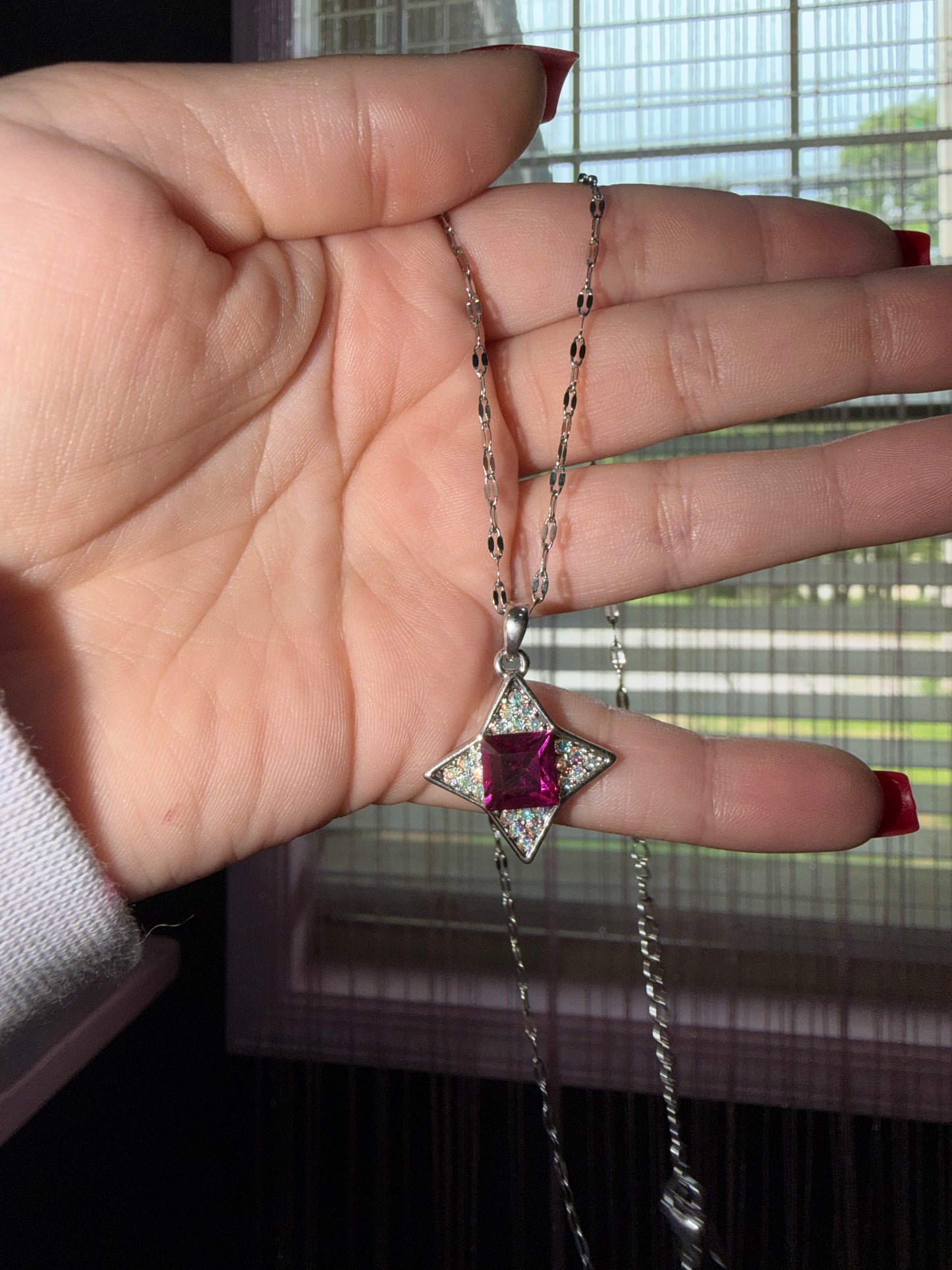 Magent star necklace
