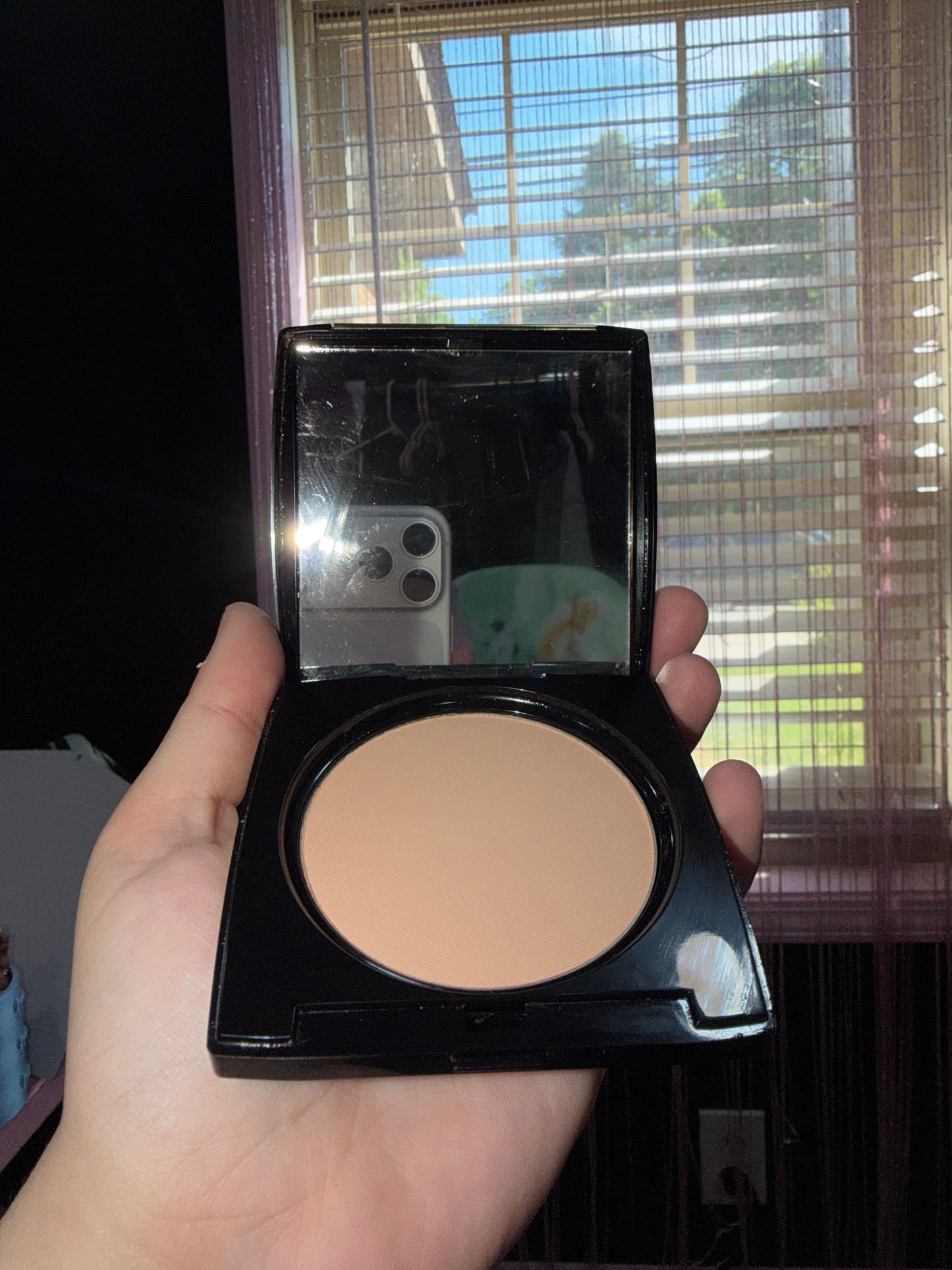 Landcome pressed powder shade BISQUE