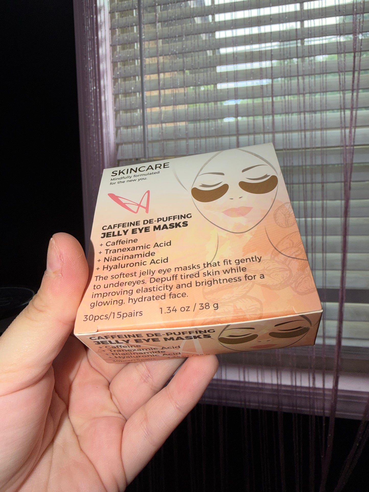 Caffeine infused de puffing eye masks