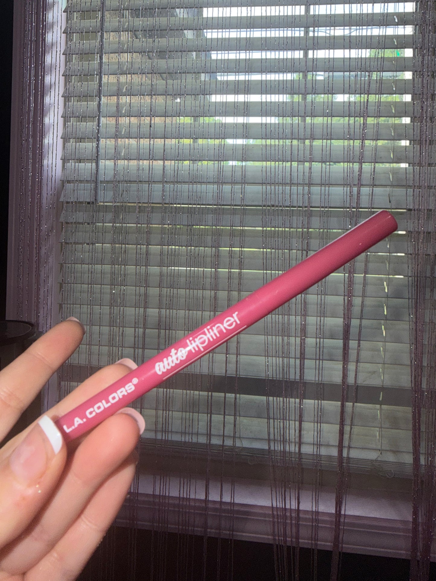 La colors lip linear shade “pinky”