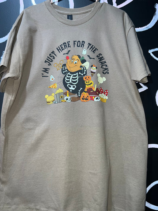 I’m just here for the snacks graphic tee