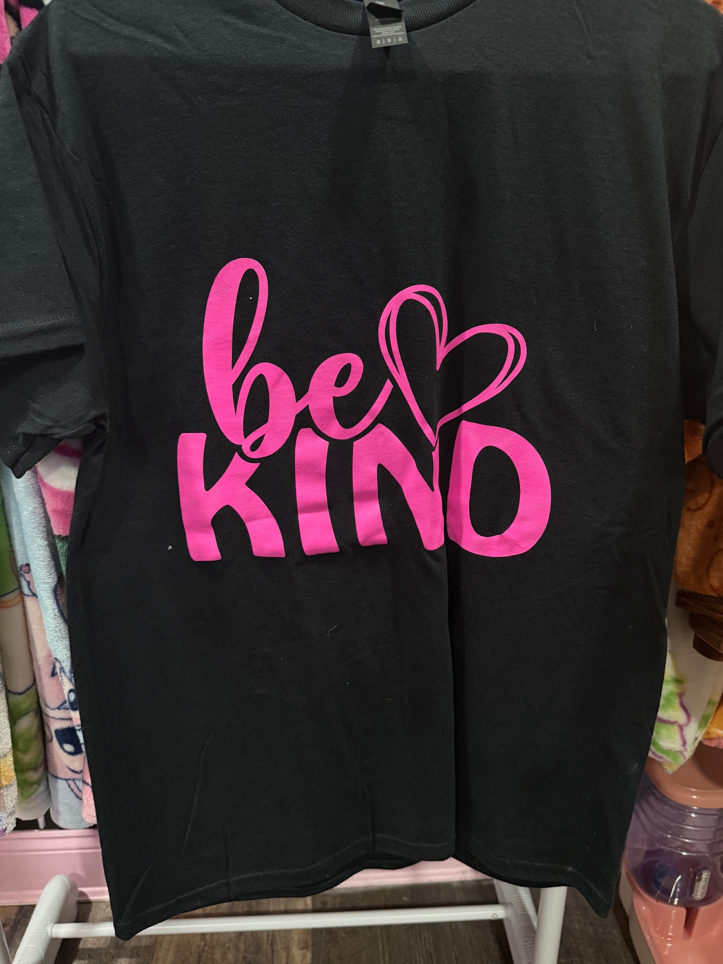 Be kind graphic tee (M)