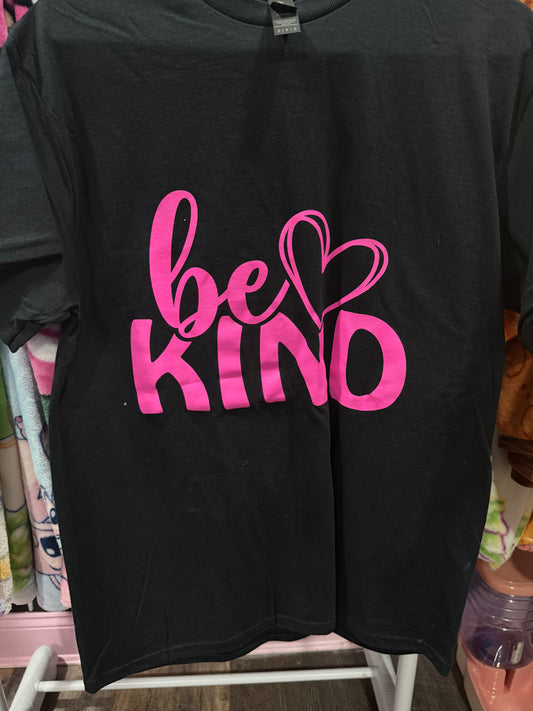 Be kind graphic tee (M)