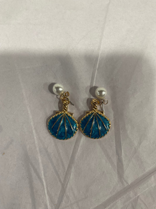 2 seashell earrings