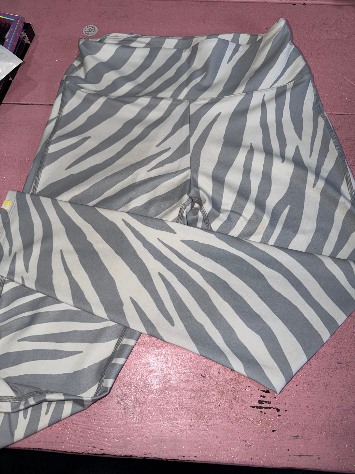 Zebra print yoga pants (L)
