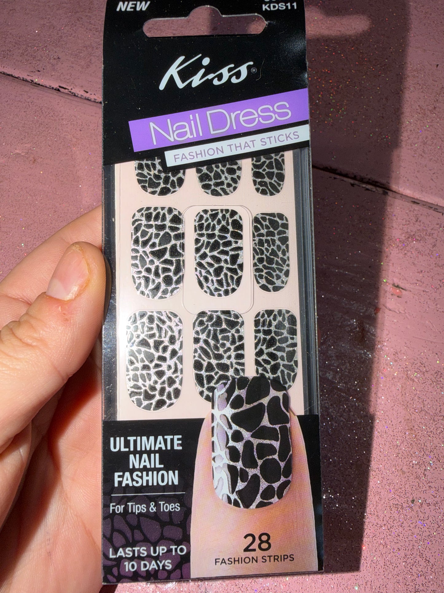 Nail dress black and white spots