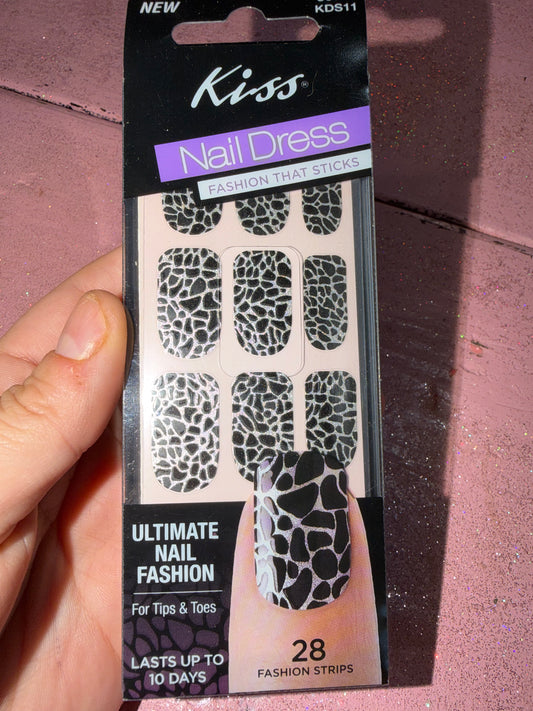 Nail dress black and white spots