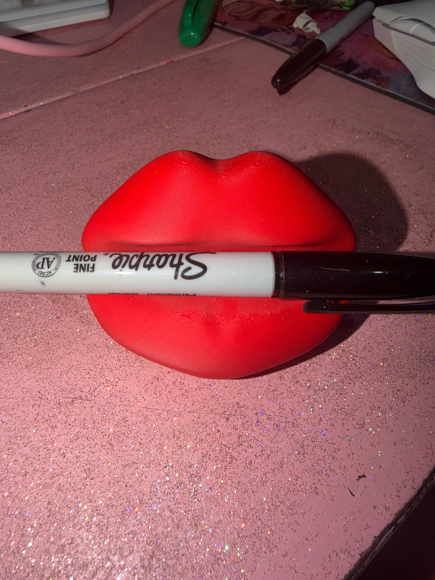 Lips display pen holder