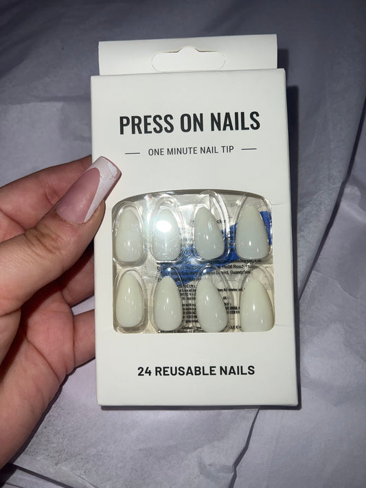 White press on nails