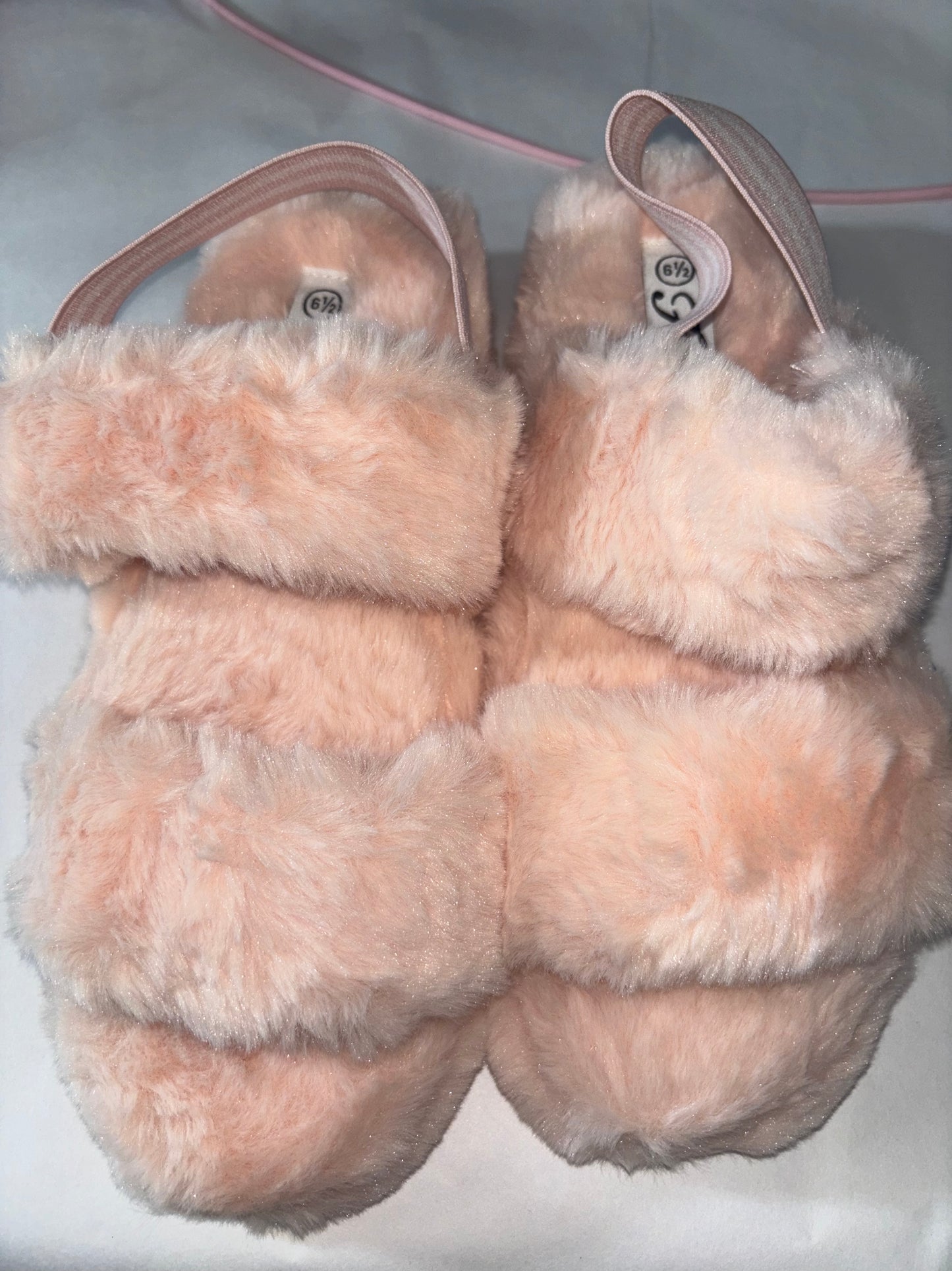 FLUFFY SLIPPERS SIZE 6 IN A HALF