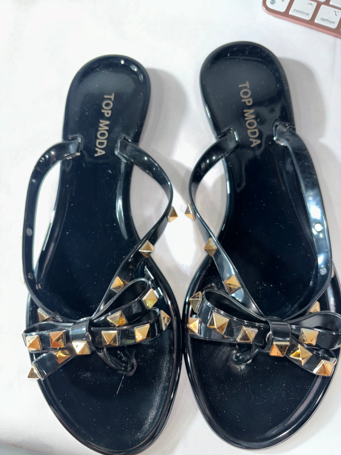 SANDALS STUDDED SIZE 7